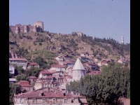 Вид на Старый Тбилиси; на дальнем плане крепость Нарикала. Грузинская ССР, г. Тбилиси. 1975 – 1979 гг. Фот. Л.А. Раскин.