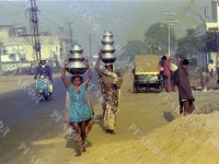 Вид улицы одного из населенных пунктов в Индии. Индия. 1978 г. Фот. В.С. Тарасевич. Арх. № 0-4281-цв.