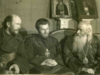 На первой фотографии (арх. № 3-4054), запечатлены (слева направо) В.Д. Красницкий, Петр (Блинов) и епископ Антонин в кулуарах собора за беседой