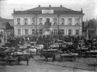 Красный обоз с хлебом на улице города