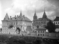 Фото 11  Вид архитектурного ансамбля банка (арх. С.К. Родионов, 1900 г.) со стороны реки Орлик.  Россия, г. Орёл. 1908 г.  Фот. В.В. Левитский.  