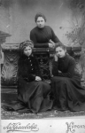 Фото 15  Портрет сестер Левашкевич – Наталии Николаевны, Анны Николаевны (в центре) и Анастасии Николаевны.  Россия, г. Курск. 1901 – 1914 гг.  Фот. Л.В. Красовский.  