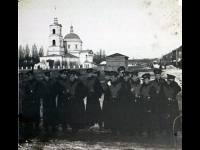 Фото 17  Кадеты Орловского Бахтина кадетского корпуса на берегу реки Орлик. На заднем плане Петропавловский собор.  Россия, г. Орёл. 1908 г.  Фот. В.В. Левитский.