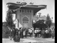 Фото 18  Преподаватели, кадеты Орловского Бахтина кадетского корпуса и местные жители у фонтана И.К. Айвазовского.  Крым, г. Феодосия. 1910 г.  Фот. В.В. Левитский. 