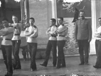 Фото 6  Воспитанники Орловского Бахтина кадетского корпуса во время урока танцев. В центре преподаватель В.В. Левитский.  Россия, г. Орёл. 1910 г.  