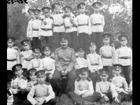 Фото 7  Преподаватель В.В. Левитский с кадетами Орловского Бахтина кадетского корпуса в лагере «Ботаника».  Россия, г. Орёл. 1908 г.  