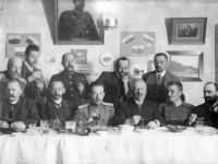 Фото 9  Члены Орловского фотографического общества во время чаепития.  Россия, г. Орёл. 1908 г.  Фот. В.В. Левитский.  