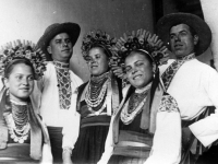 Участники одного из сельских народных хоров на 5-й Олимпиаде искусств.  Украина. 1938 г.
