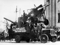 Колонна бойцов ПВО ОСОАВИАХИМа на первомайской демонстрации.  Украина, г. Киев. 1928 – 1930 гг.