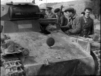 Республиканцы осматривают немецкий танк с пулеметным вооружением  PZ-1 Испания. 1937 г. РГАКФД