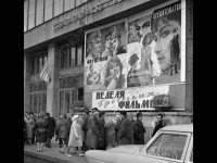 У кинотеатра «Ударник» в дни недели греческих фильмов  Москва. 23 ноября 1966 г.  Фотограф А. коньков  РГАКФД. Арх. № 1-74695
