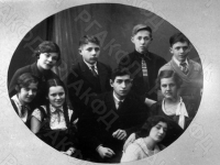 Ученики 9 класса школы № 15 г. Ростова-на-Дону (слева направо в верхнем ряду) 2-ой - Николай Виткевич, 3-ий - Александр Солженицын, в среднем ряду: 2-ая – Лидия Ежерец, 3 - ий – Кирилл Симонян, 4-ая – преподаватель литературы Анастасия Сергеевна Грюнау. г. Ростов-на-Дону, 1935 г. Автор не уточнен. РГАКФД.