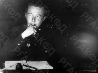 Старший лейтенант Александр Исаевич Солженицын за литературной работой. Белоруссия, 2-ой Белорусский фронт, 1944 г. Автор не уточнен. РГАКФД.