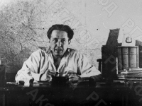 Александр Исаевич Солженицын в кабинете школы им. С.М. Кирова, где преподавал детям математику, физику и астрономию во время ссылки.  Казахстан, Джамбульская обл., с. Кок-Терек, 1950-е гг. Автор не уточнен. РГАКФД.