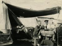 Семья у палатки в лагере частей Русской армии генерал-лейтенанта П.Н. Врангеля. Лемнос. Греция. 1921. РГАКФД