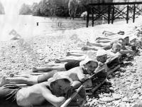 Ребята из пионерского лагеря «Артек» загорают на пляже