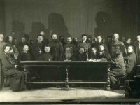 На второй фотографии (арх. № 3-4053) – члены президиума