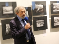 Руководитель фестиваля Е.Я.Березнер на открытии выставки