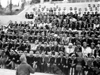Пионеры на трибунах во время массовки по случаю торжественного открытия Всесоюзного пионерского лагеря «Артек».