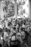 Дети, отдыхающие в пионерском лагере «Артек», в столовой за обедом.