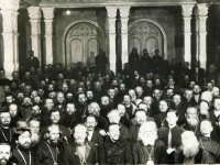 На третьей фотографии (арх. № 3-4066) делегаты в зале