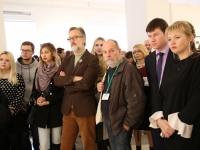 Участники и гости фестиваля на открытии выставки