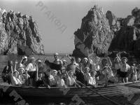 Ребята из пионерского лагеря «Артек» на морской прогулке в лодке.