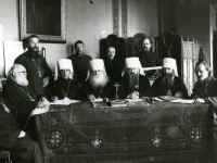 На четвертой фотографии (арх. № 2-8478), имеющее прямое отношение к лжесобору, хотелось бы остановиться отдельно