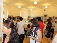 Посетители осматривают экспозицию