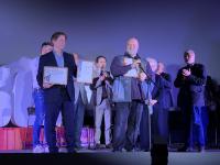 Награждение режиссера Алексея Федорченко – обладателя Главного приза кинофестиваля за фильм «Кино эпохи перемен»