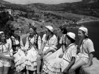 Группа пионеров в национальной одежде в лагере «Артек».