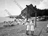 Пионеры лагеря «Артек» у моря на площадке для игр.