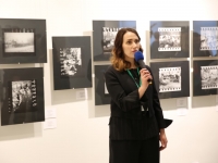 Арт-директор фестиваля И.Ю. Чмырева на открытии выставки