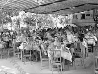 Пионеры, отдыхающие в лагере «Артек» на обеде в столовой.