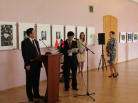 Выступление начальника департамента культуры провинции Хэйлунцзян (КНР) Сун Хунвэя (слева)