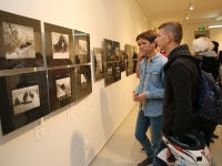 Посетители осматривают экспозицию