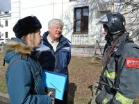 Уточнение очага возникновения условного пожара заместителем директора архива В.Н. Северинко с пожарным расчётом