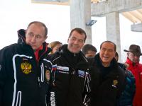 Председатель Правительства РФ В.В. Путин, президент РФ Д.А. Медведев, экс-глава правительства Италии Сильвио Берлускони, президент Международной федерации бобслея и скелетона Иво Ферриани (слева направо) в день тестовых заездов на санно-бобслейной трассе "Санки".  09.03.2012 г. Россия, Краснодарский край, Сочи.