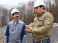 Бобслеист, заслуженный мастер спорта России А.И. Воевода (справа) во время посещения строительной площадки санно-бобслейной трассы «Санки». 30.11.2010 г. Россия, Краснодарский край, Сочи.