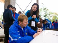 Участник соревнований на Кубок России по бобслею и скелетону, бобслеист Александр Зубов даёт автограф девушке после завершения соревнований, проходивших на санно-бобслейной трассе «Санки».  26.10.2012 г. Россия, Краснодарский край, Сочи.