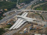 Вид на строительство нового железнодорожного вокзала «Олимпийский парк (снято с верхней точки). 17.06.2013 г. Россия, Краснодарский край, Адлер.