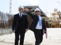 Чрезвычайный и Полномочный Посол Великобритании в РФ    Тимоти Эрл Барроу (слева) во время осмотра олимпийских строительных объектов в Олимпийском парке.  18.04.2014 г. Россия, Краснодарский край, Сочи.