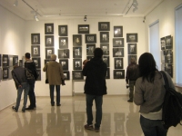 Посетители осматривают экспозицию