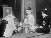 Группа японских женщин на свадебной церемонии перед изображением своих предков.  Япония, 1934 г. Автор не установлен. РГАКФД.
