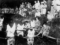 Женщины пускают по воде бумажные фонарики со свечами в виде птиц на празднике Торонагаси. Япония. Автор не установлен. РГАКФД.