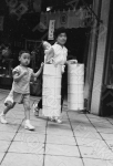 Японская женщина с детьми разносит товары заказчикам. Япония. Автор Г. Соловьев. РГАКФД.