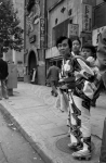 Японская женщина с ребенком на одной из улиц Токио. Япония, г. Токио. Сентябрь 1957 г. Автор не установлен. РГАКФД.