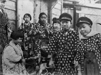 Японские дети в праздничных одеждах. Япония, г. Токио, 1934 г. Автор не установлен. РГАКФД.