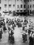 Урок фехтования на палках (кендо) в начальной женской школе. Япония, г. Токио, 1935 г. Автор не установлен. РГАКФД.