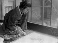 Японская художница Уэмура Сеён за работой. Япония, г. Токио,  август, 1939 г. Автор не установлен. РГАКФД.